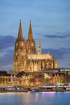 Cologne Cathedral in the evening with new LED lighting