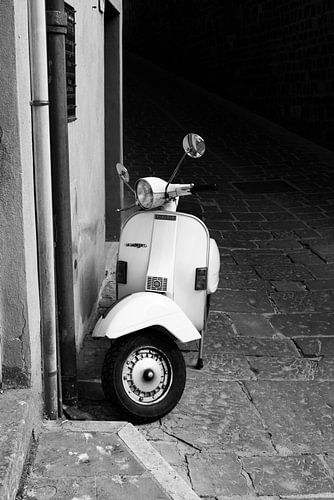 Schöner alter Vespa-Roller in einer stimmungsvollen italienischen Gasse in Schwarz und Weiß