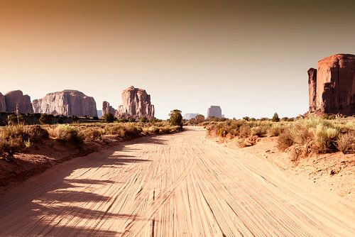 American West - Desert Road von Philippe HUGONNARD