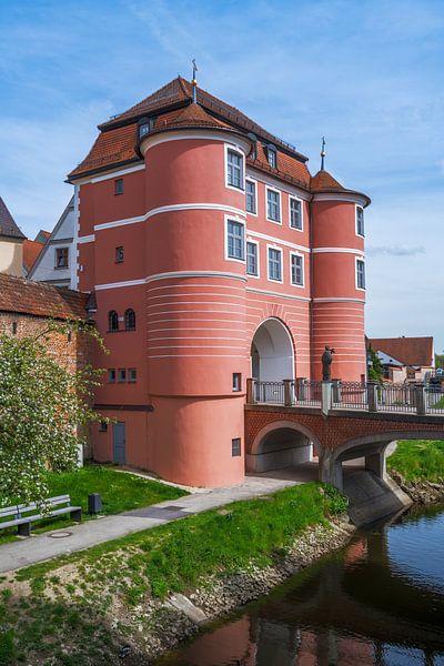 De historische Rieder Tor in Donauwörth aan de rivier de Wörnitz van ManfredFotos