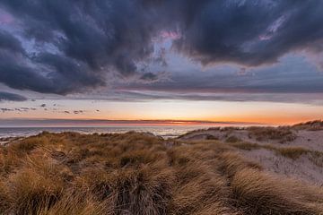 Schöner Himmel in der Nähe der Küste von Camperduin von René Groeneveld