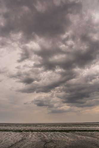 Dunkle Wolken über dem Wattenmeer.