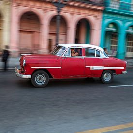 Voiture classique vintage à Cuba dans le centre de La Havane. One2expose Wout kok Photographie.  sur Wout Kok
