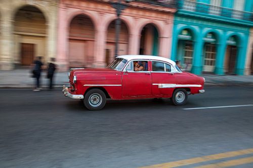 Voiture classique vintage à Cuba dans le centre de La Havane. One2expose Wout kok Photographie.  sur Wout Kok