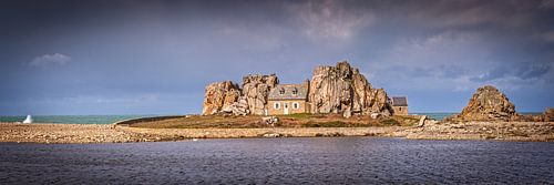 Le paysage de la Bretagne près de Plourescant avec une maison dans les rochers sur FineArt Panorama Fotografie Hans Altenkirch