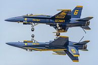 Blue Angels  #5 en 6 in actie tijdens airshow. van Jaap van den Berg thumbnail