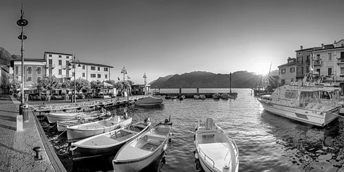 Zonsondergang in de haven van Malcesine aan het Gardameer. Zwart-witfoto.
