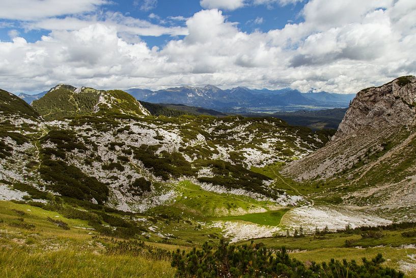 Uitzicht vanaf bergtop in Slovenie van Louise Poortvliet