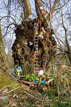 Fubby's in de natuur die Paas eieren verzamelen.