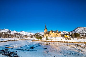 Vagan Kirche, Lofotkatedralen auf den Lofoten Inseln in Norwegen an zugefrorenem Fluss im Winter bei von Robert Ruidl