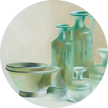 Stilleven van Romeinse glazen flessen en schalen in groentinten van Ine Straver