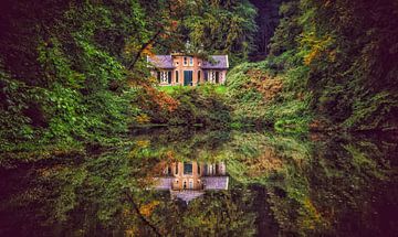 Mooie herfst en reflectie van de natuur en een huis in het water park Zypendaal Arnhem van Joyce Derksen