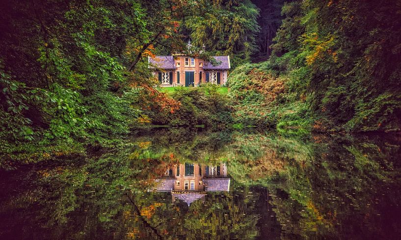 Mooie herfst en reflectie van de natuur en een huis in het water park Zypendaal Arnhem van Joyce Derksen