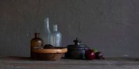 Modern stilleven met glas, tin, uien en limoen