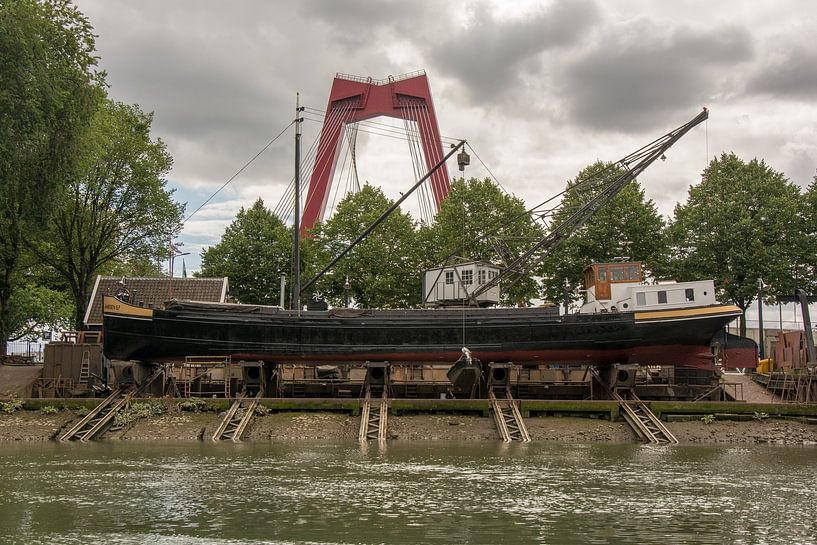 Frachtschiff auf der Helling von Koningspoort von scheepskijkerhavenfotografie