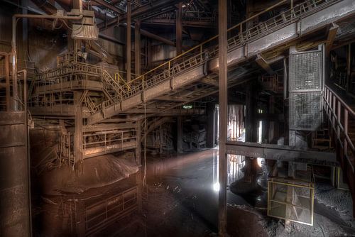 De verlaten staalfabriek