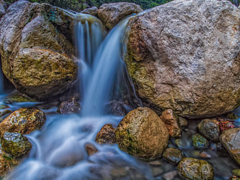 Magnifique phénomène naturel. L'écoulement de l'eau entre les rochers
