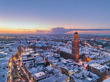 Zwolle Peperbus Kirchturm während eines kalten Wintersonnenaufgangs