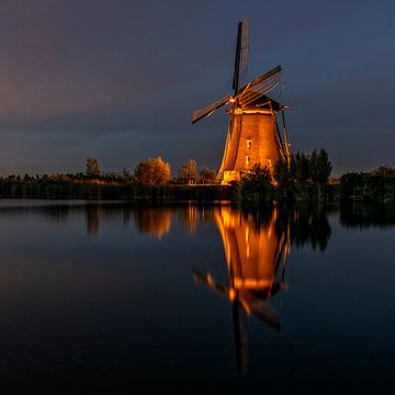 Beleuchtete Windmühle Kinderdijk von Cor de Bruijn