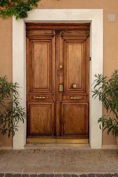 Wooden door in Cassis by Joran Maaswinkel