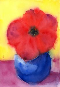 Große rote Blume in einer blauen Vase