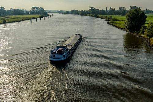 Vrachtschip op de rivier