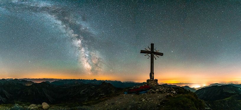 Ciel étoilé et voie lactée au-dessus des Alpes d&#039;Allgäu avec la croix du sommet du Gaishorn par Leo Schindzielorz