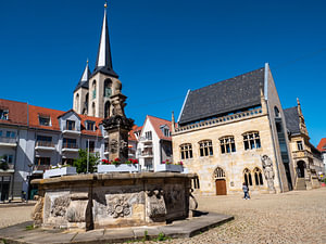 Rathaus und Marktplatz von Halberstadt im Harz