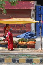 Travel photography: two women at a vegetable stall in India by Danielle Roeleveld