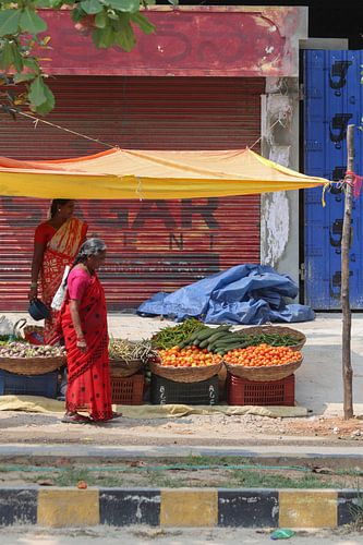 Reisfotografie: twee vrouwen bij een groentestalletje in India