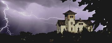 Thunder and Lightning at the Castle von 10x15 Fotografia