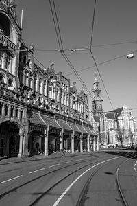 Verlassene Straße Raadhuisstraat in Amsterdam in Schwarz-Weiß