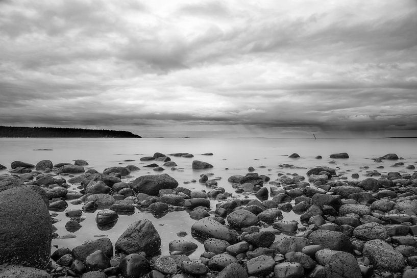 Natursteine am Strand von Vancouver Island von Emile Kaihatu