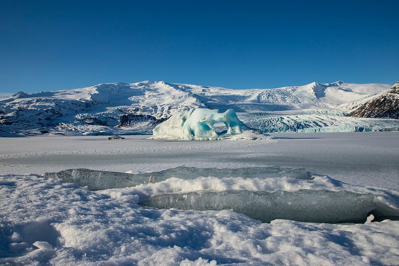 Jökulsárlón and Diamond Beach, landscape Iceland. by Gert Hilbink