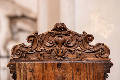 Baroque woodcarving featuring a heart motif