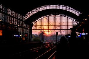 Sonnenuntergang am Bahnhof Haarlem von Geert Heldens