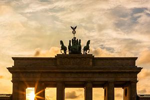 Die Quadriga auf dem Brandenburger Tor bei Sonnenuntergang