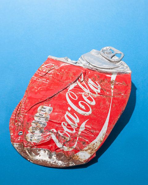 Popart. Platgereden Coca Cola blikje. van Floris Kok