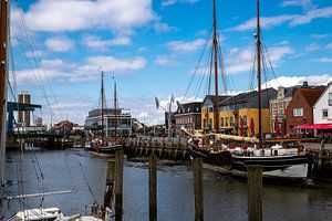 Plattboote bei Ebbe im Husumer Binnenhafen