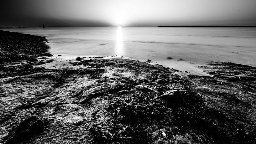 Brouwersdam bij zonsondergang van Eddy Westdijk