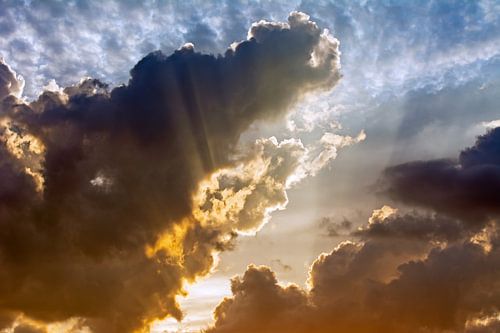 Nuages d'orage au coucher du soleil