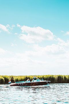 Riva boot op het water met een zomerse achtergrond