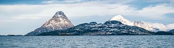 Uitzicht op de Møklandsfjord op de Vesteralen eilanden in Noorwegen een