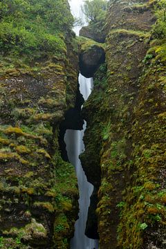 Waterval achter een rotsformatie bij Seljalandsfoss van Hans-Heinrich Runge