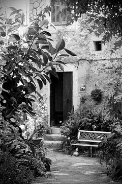 Straatje in Mallorca in zwart-wit van Evelien Oerlemans