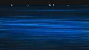 Segelboote im Blau