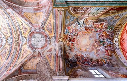 Fresque abandonnée au plafond.
