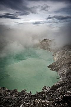 Der Säuresee des Kawah Ijen in seinem Nebel