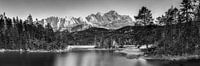 Eibsee bei Garmisch Partenkirchen in Bayern. Schwarzweiss Bild.