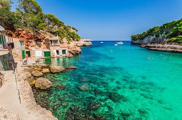 Mooie strandbaai van Cala Llombards, Spanje Balearen van Alex Winter